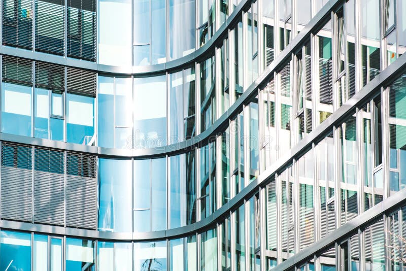 Facciata in vetro dell'edificio moderno degli uffici - contesto economico astratto immagini stock Facciata in vetro dell'edificio moderno degli uffici - contesto economico astratto immagini stock