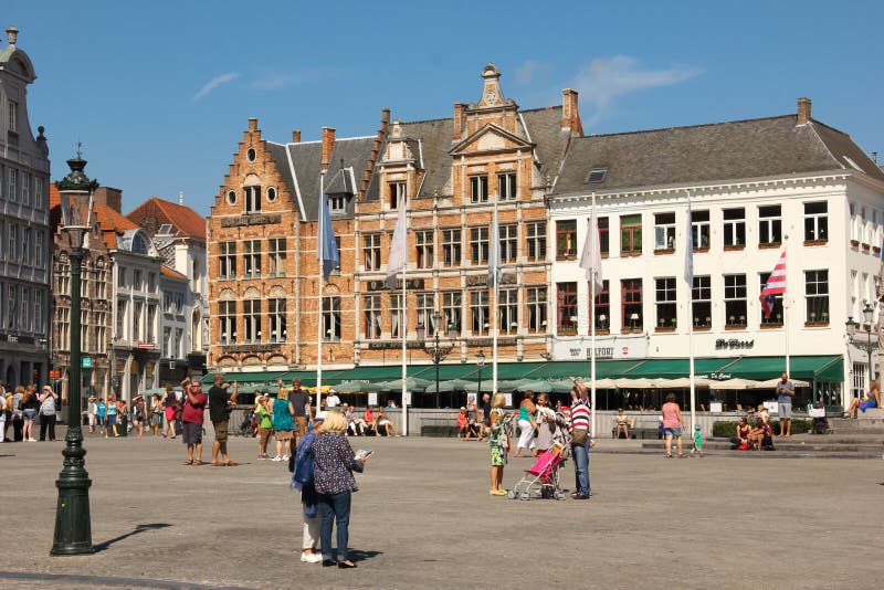 Facciate Colourful Quadrato del mercato Bruges belgium fotografie stock libere da diritti Facciate Colourful Quadrato del mercato Bruges belgium fotografie stock libere da diritti