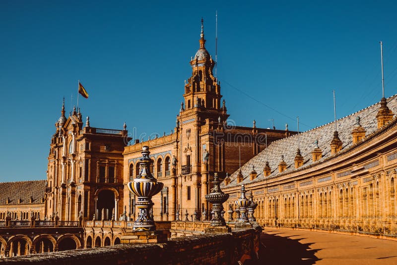 Facciate delle costruzioni sul quadrato spagnolo o sulla plaza de Espana andalusia fotografia stock libera da diritti Facciate delle costruzioni sul quadrato spagnolo o sulla plaza de Espana andalusia fotografia stock libera da diritti