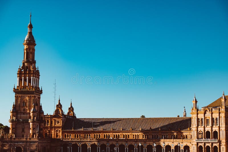 Facciate delle costruzioni sul quadrato spagnolo o sulla plaza de Espana andalusia fotografie stock Facciate delle costruzioni sul quadrato spagnolo o sulla plaza de Espana andalusia fotografie stock
