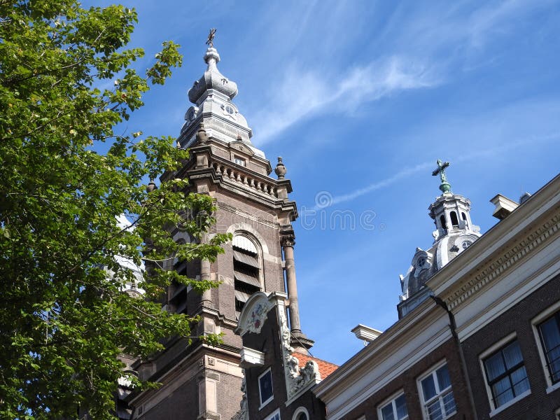 Facciate ed architettura delle costruzioni a Amsterdam un chiaro giorno fotografia stock Facciate ed architettura delle costruzioni a Amsterdam un chiaro giorno fotografia stock