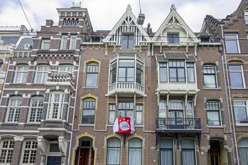 Facciate olandesi con la bandiera di Ajax che onora il campionato nazionale da Ajax a Amsterdam i Paesi Bassi fotografia stock libera da diritti Facciate olandesi con la bandiera di Ajax che onora il campionato nazionale da Ajax a Amsterdam i Paesi Bassi fotografia stock libera da diritti
