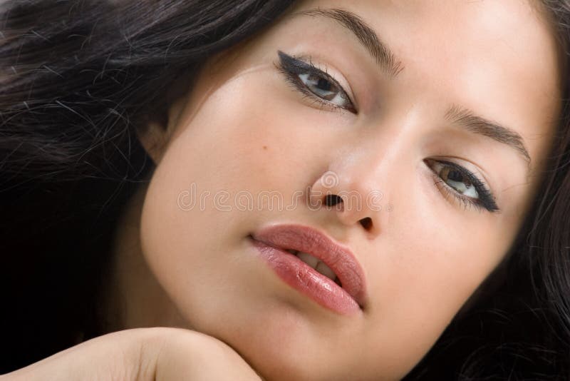 Giovane nero di capelli donna, faccia, studio shot.