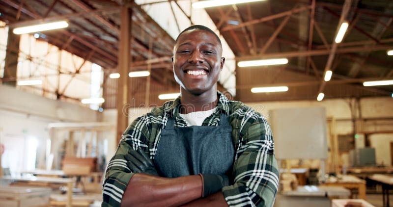 Face business e homem negro com armas cruzadas de madeira ou artesanato com equipamento. retrato de pessoa africana ou