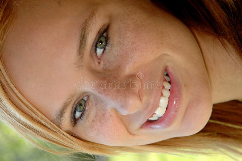 Face da menina adolescente feliz imagens de stock royalty free Face da menina adolescente feliz imagens de stock royalty free