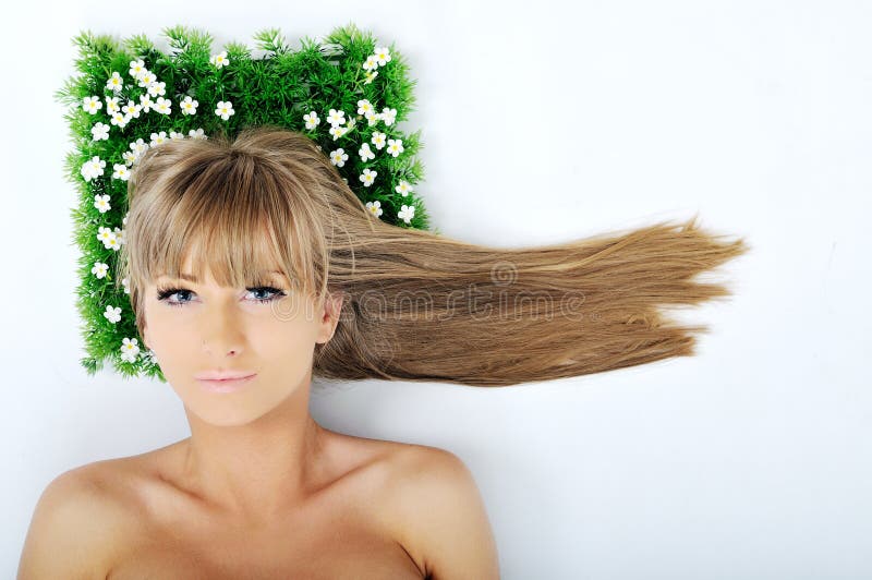 Face da mulher na grama imagens de stock royalty free Face da mulher na grama imagens de stock royalty free