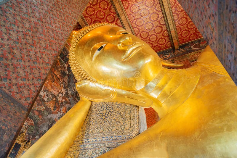 Face de reclinação da estátua do ouro de Buddha Wat Pho, Banguecoque, Tailândia imagens de stock royalty free Face de reclinação da estátua do ouro de Buddha Wat Pho, Banguecoque, Tailândia imagens de stock royalty free