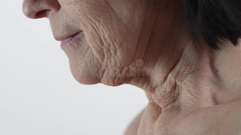 Face inférieure d'une femme âgée à la peau ridée banque de vidéos