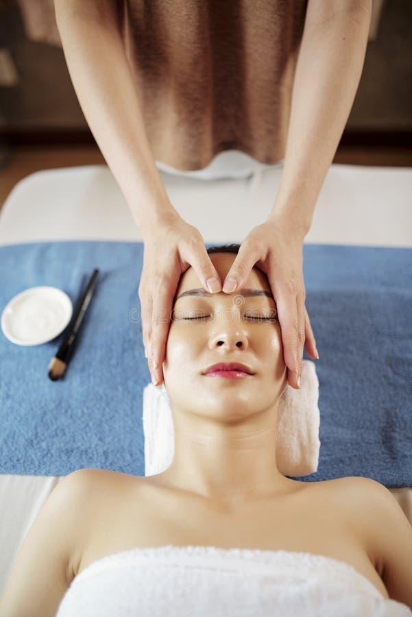 https://thumbs.dreamstime.com/b/face-massage-oils-cosmetologist-making-rejuvenating-face-massage-oils-view-above-153252317.jpg