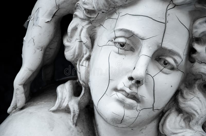 Face rachada da escultura grega fêmea