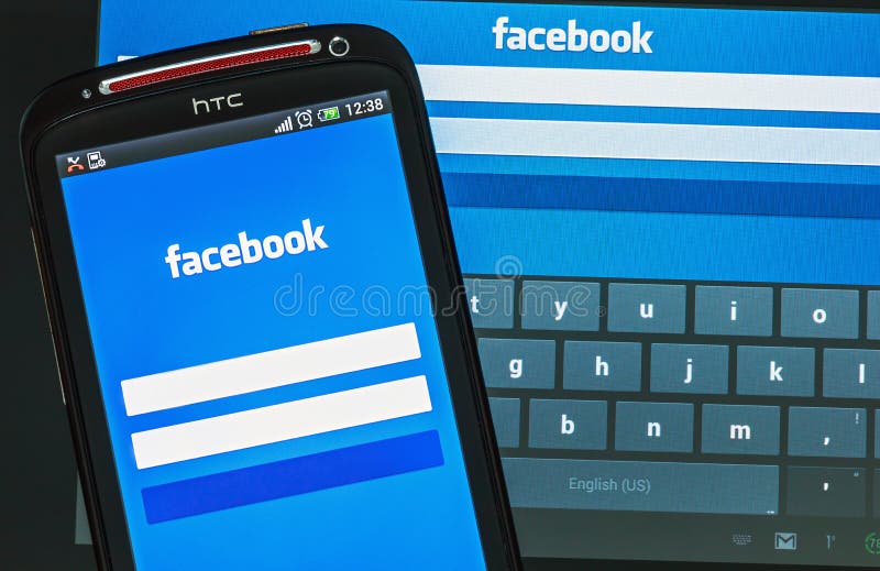 Facebook firma dentro la pagina sul telefono cellulare immagine stock libera da diritti Facebook firma dentro la pagina sul telefono cellulare immagine stock libera da diritti
