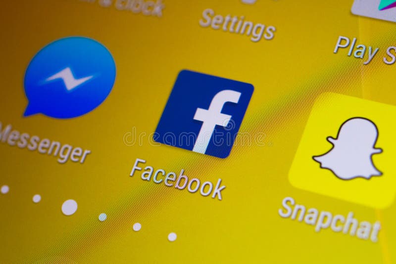 Facebook-het embleem van de toepassingsduimnagel op een androïde smartphone stock foto's Facebook-het embleem van de toepassingsduimnagel op een androïde smartphone stock foto's