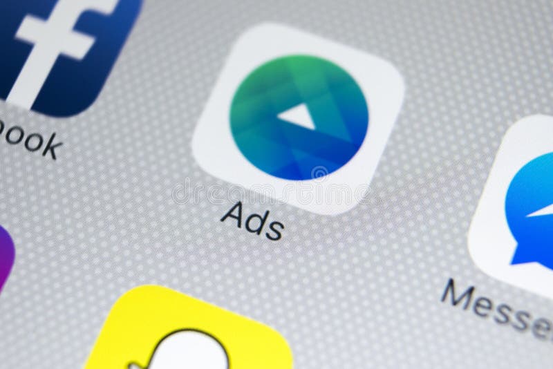 Facebook reklam podaniowa ikona na Jabłczany X iPhone parawanowym zakończeniu Facebook Reklamuje app ikonę Facebook reklam wisząc