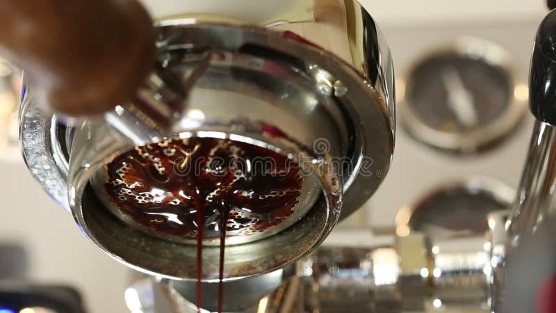 Facendo caffè a casa facendo uso di un portafilter a macchina e smisurato inossidabile piacevole del caffè dello steeel stock footage
