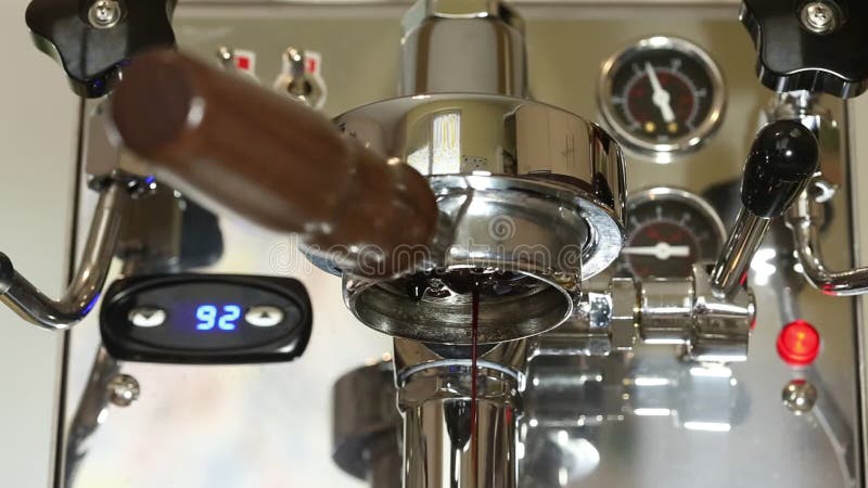 Facendo caffè a casa facendo uso di un portafilter a macchina e smisurato inossidabile piacevole del caffè dello steeel archivi video