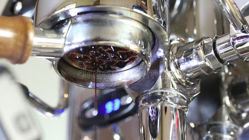 Facendo caffè a casa facendo uso di un portafilter a macchina e smisurato inossidabile piacevole del caffè dello steeel stock footage