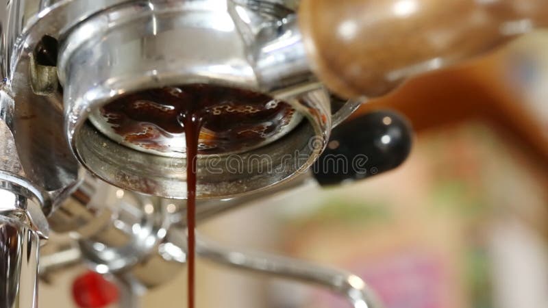 Facendo caffè a casa facendo uso di un portafilter a macchina e smisurato inossidabile piacevole del caffè dello steeel Barista c stock footage