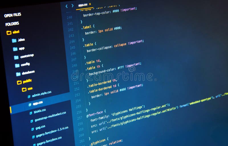 Facendo codice Css3 sui precedenti blu nel redattore di codice immagine stock Facendo codice Css3 sui precedenti blu nel redattore di codice immagine stock