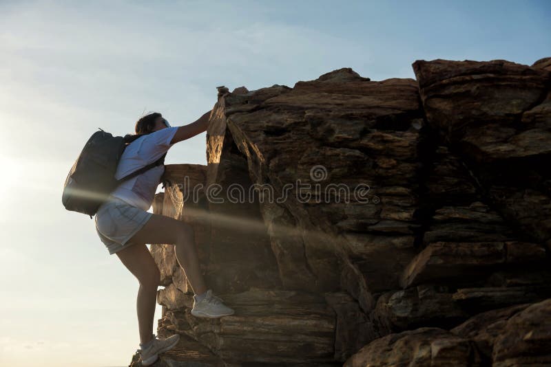 facendo un'escursione la salita della donna alla collina presenti fotografia stock facendo un'escursione la salita della donna alla collina presenti fotografia stock
