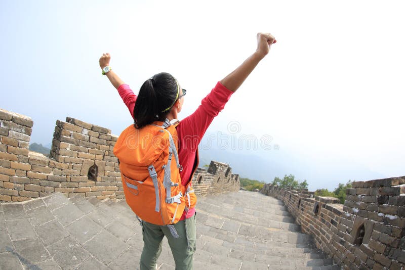 Facendo un'escursione la viandante della donna a braccia aperte sulla grande muraglia cinese fotografia stock Facendo un'escursione la viandante della donna a braccia aperte sulla grande muraglia cinese fotografia stock