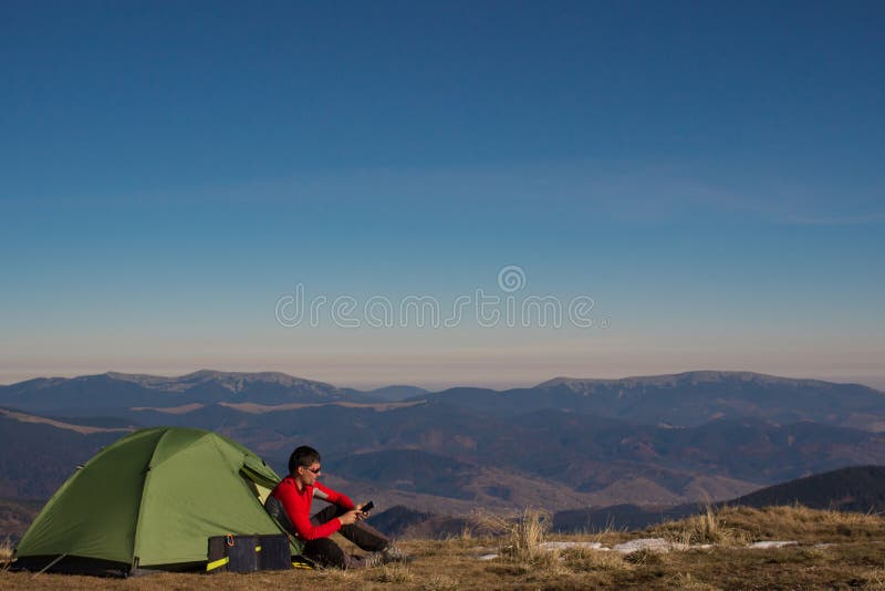 Facendo un'escursione nelle montagne fotografia stock libera da diritti Facendo un'escursione nelle montagne fotografia stock libera da diritti