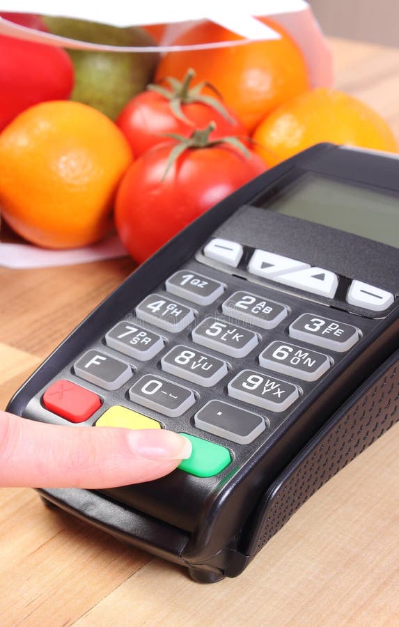 Facendo uso del terminale di pagamento, la frutta e le verdure, pagamento cashless la compera, entrano nel numero di identificazi immagini stock libere da diritti Facendo uso del terminale di pagamento, la frutta e le verdure, pagamento cashless la compera, entrano nel numero di identificazi immagini stock libere da diritti