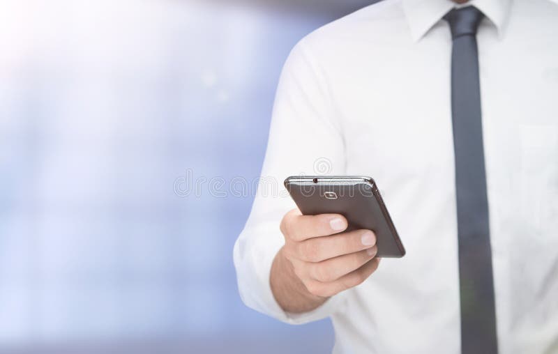 Utilizzo di uno smartphone immagine stock