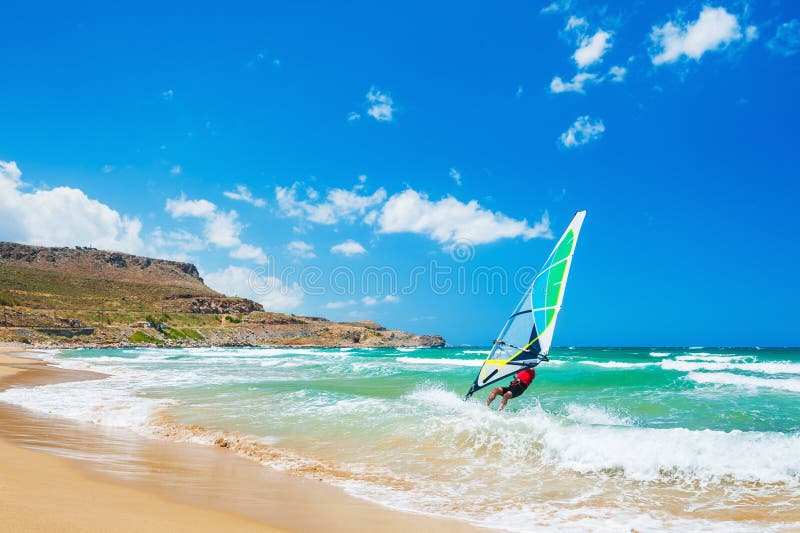 Facendo windsurf sulla costa di mare fotografie stock libere da diritti Facendo windsurf sulla costa di mare fotografie stock libere da diritti