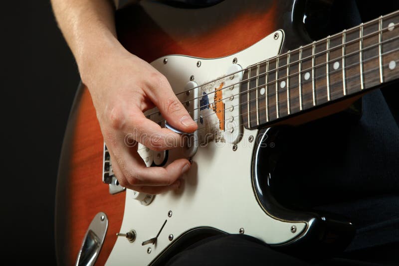 Facet bawić się gitarę elektryczną obrazy royalty free Facet bawić się gitarę elektryczną obrazy royalty free