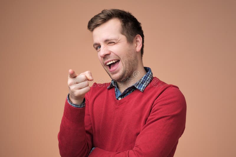 Facet uśmiecha się pozytywne emocje i wyraża z szczecina podczas gdy wskazujący przy kamerą obraz royalty free Facet uśmiecha się pozytywne emocje i wyraża z szczecina podczas gdy wskazujący przy kamerą obraz royalty free