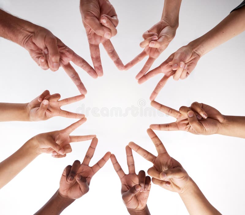 Facevamo tutti parte del puzzle della pace. un gruppo di imprenditori uniti in solidarietà. fotografia stock libera da diritti