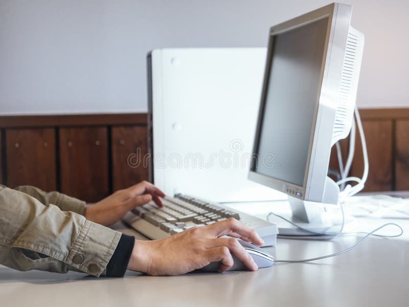 Faceți clic cu mâna pe tipul mouse-ului pe ecranul computerului de tastatură stock images