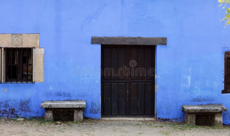 Fechar O Exterior De Uma Casa Com Janelas Cinzentas Escuras De Baía E  Flancos De Madeira Foto de Stock - Imagem de tapume, cinzento: 253244860