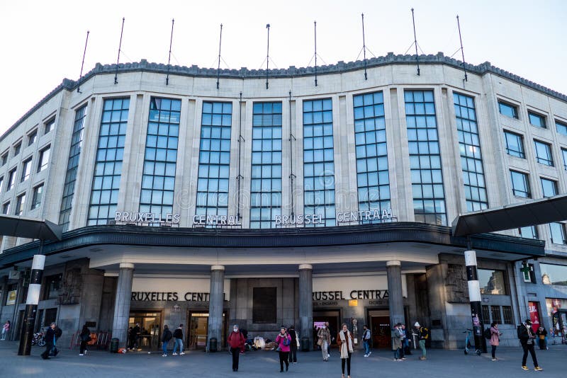 Fachada belga de bruselas de la estación central. Bruselas belgium marzo 24 2022. fachada central de la estación. la estación central de bruselas conocida como gare centrale es una estación que conecta la gare du nord con la estación de metro gare du midi