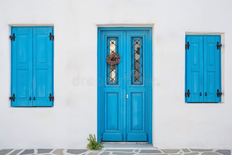 Fachada branca da casa com a porta azul tradicional na ilha de Paros, Cyclades fotos de stock Fachada branca da casa com a porta azul tradicional na ilha de Paros, Cyclades fotos de stock