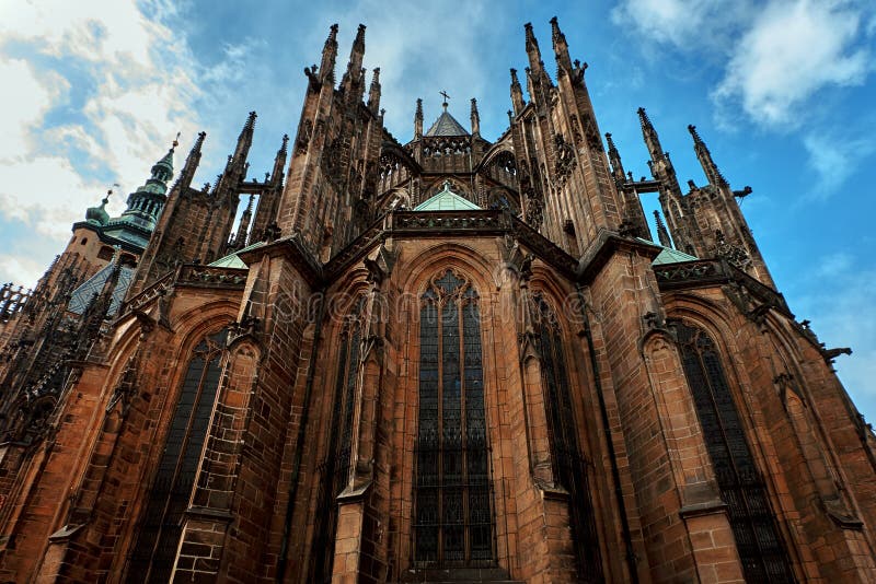 Fachada da entrada principal à catedral do St Vitus no castelo de Praga em Praga, República Checa fotos de stock Fachada da entrada principal à catedral do St Vitus no castelo de Praga em Praga, República Checa fotos de stock