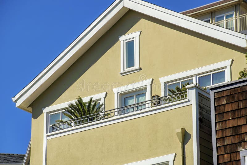 Janela Solitária Na Fachada Da Casa Bege Com Obturadores Verdes E Cor  Branca De Sotaque Com Telhas Escuras E Aberturas Foto de Stock - Imagem de  casa, material: 266656892