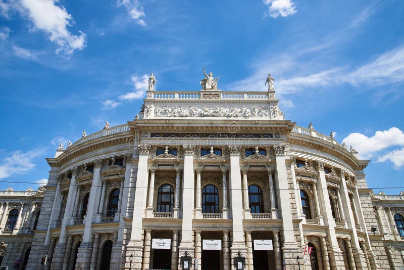 Fachada de Burgtheater histórico em Viena
