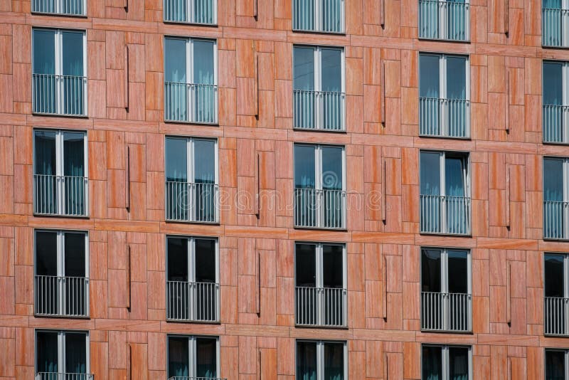 Fachada de construção - teste padrão da janela no exterior da casa fotos de stock Fachada de construção - teste padrão da janela no exterior da casa fotos de stock