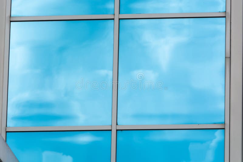 Fachada de cristal del edificio con reflexiones imágenes de archivo libres de regalías Fachada de cristal del edificio con reflexiones imágenes de archivo libres de regalías