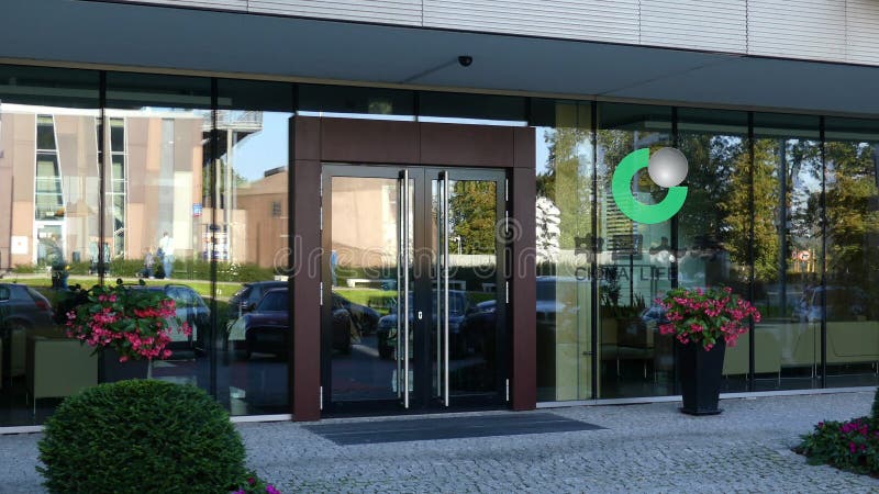 Fachada de cristal de un edificio de oficinas moderno con el logotipo de la compañía de seguros de China Life Representación edit. Tablero al aire libre de la señalización con el logotipo de la compañía de seguros de China Life Edificio de oficinas moderno 3D editorial