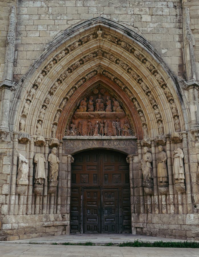 Fachada de Iglesia do século XIV de San Esteban em Burgos, Espanha
