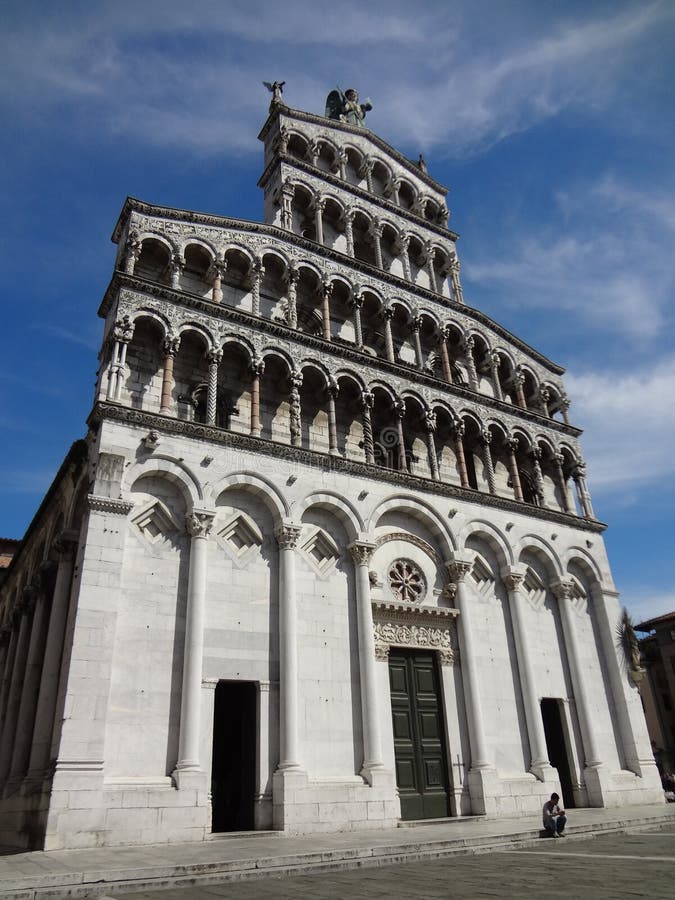 Fachada de la iglesia de San Micaela in foro, Lucca (Italia fotografía de archivo Fachada de la iglesia de San Micaela in foro, Lucca (Italia fotografía de archivo