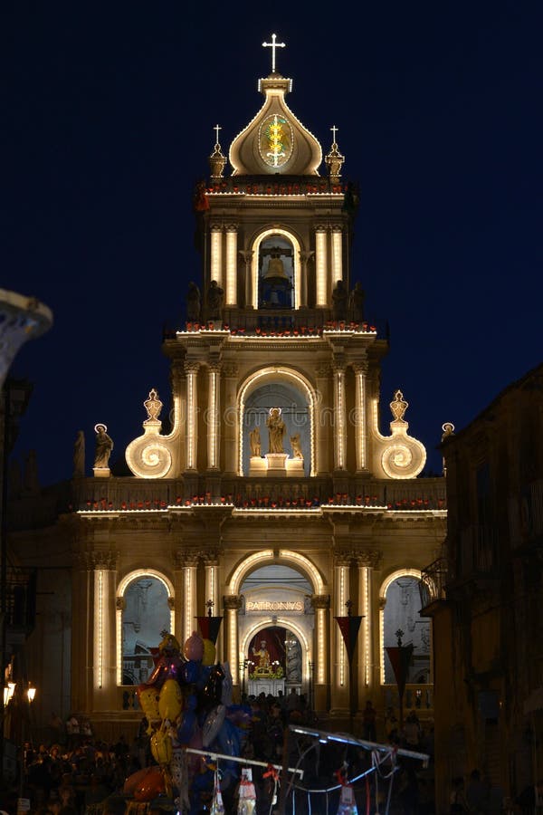Fachada De La Iglesia De San Paolo Apostolo En Palazzolo Acreide Iluminada Para El Día De Fiesta 29 De Junio. Pablo El Apóstol Foto de archivo - Imagen de cristianismo, partido: 215463688 Fachada De La Iglesia De San Paolo Apostolo En Palazzolo Acreide Iluminada Para El Día De Fiesta 29 De Junio. Pablo El Apóstol Foto de archivo - Imagen de cristianismo, partido: 215463688