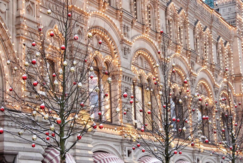 Fachada de la Navidad del Año Nuevo del edificio en la Plaza Roja en Moscú imagen de archivo Fachada de la Navidad del Año Nuevo del edificio en la Plaza Roja en Moscú imagen de archivo