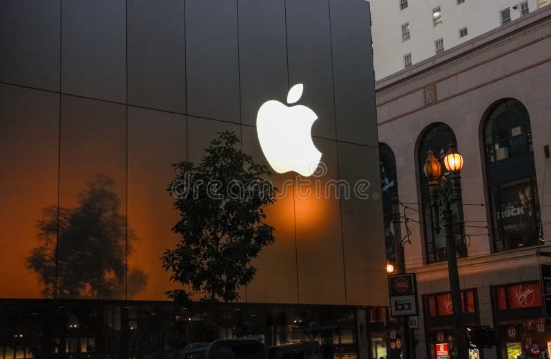 Fachada de la tienda al por menor de Apple en la calle de Stockton en la noche imagen de archivo Fachada de la tienda al por menor de Apple en la calle de Stockton en la noche imagen de archivo