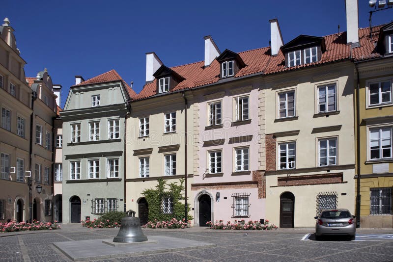 Fachada de uma construção histórica na cidade velha Arquitetura bonita de cantos da obscuridade do ` s de Varsóvia Textura figura foto de stock Fachada de uma construção histórica na cidade velha Arquitetura bonita de cantos da obscuridade do ` s de Varsóvia Textura figura foto de stock