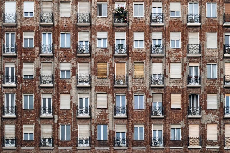 Fachada de un edificio sovietera en el centro de budapest fotografía de archivo