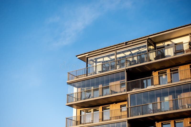 Fachada de un inmueble residencial como concepto de mercado inmobiliario con modernos apartamentos y casas