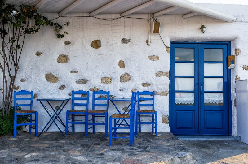 Fachada de una pequeña taberna tradicional en Ano Koufonisi, Cícladas, Grecia